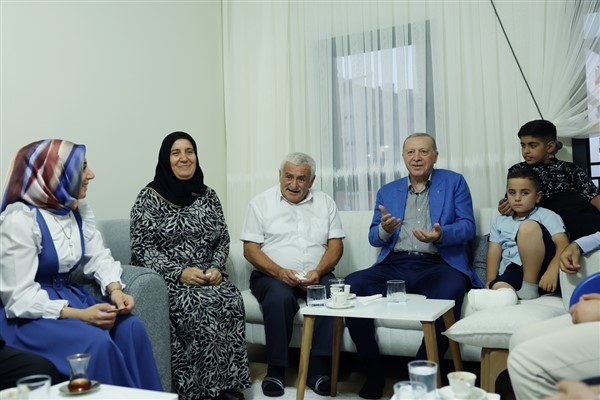 Cumhurbaşkanı Erdoğan, depremzede aileyi yeni evinde ziyaret etti