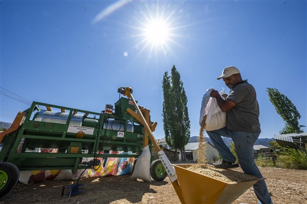 Mersin’de üreticilere ‘tohum eleme makinesi’ desteği