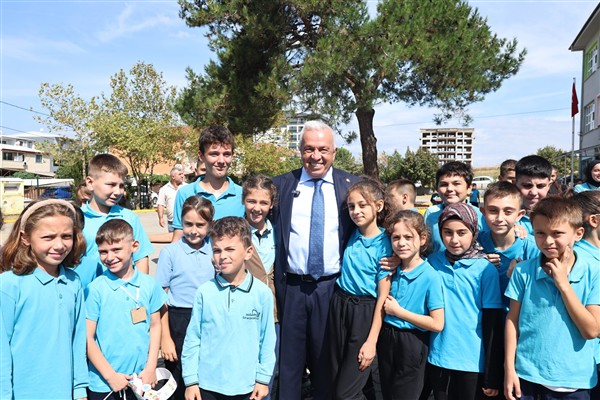 Başkan Özdemir’den “Okula hoş geldin” hediyesi