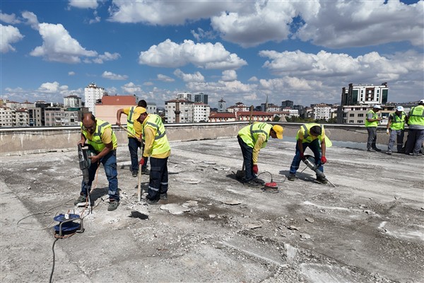 Kayseri Büyükşehir Belediyesi, Tacettin Katlı Otoparkı’nın çatısını yeniliyor