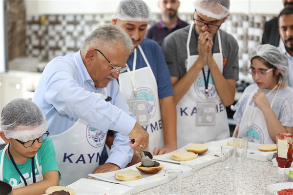 Engelsiz Yaşam Merkezi’nde çocuklara özel hamburger etkinliği