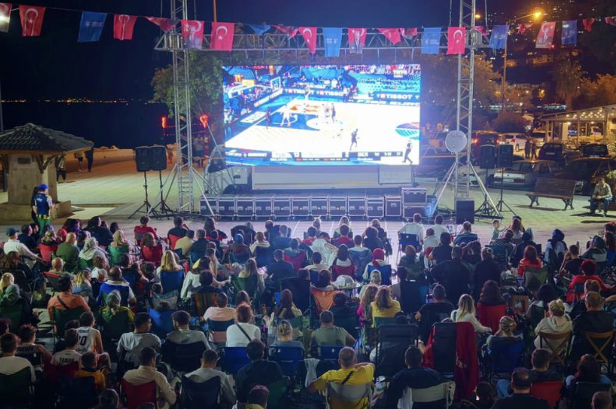 Gemlik’te 12 Dev Adam finali meydanda izlendi