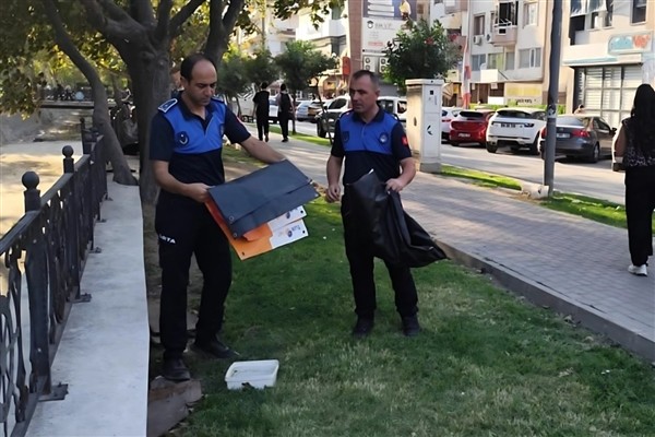 Gemlik’te izinsiz afişlere zabıta müdahalesi