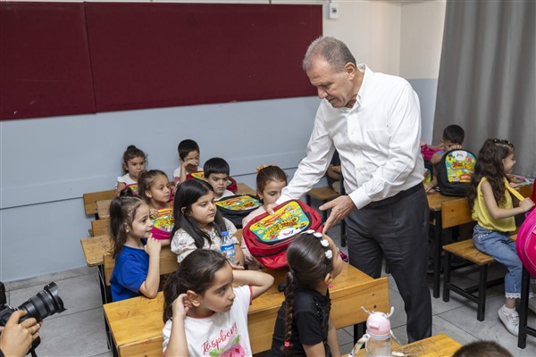 1. sınıf öğrencilerinin ilk çantaları Başkan Seçer’den