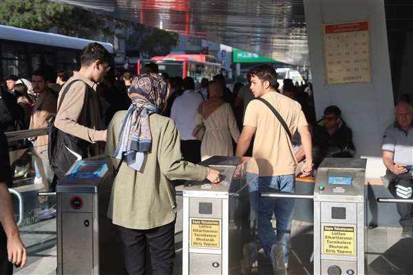 Büyükşehir’den üniversite öğrencilerine ulaşım desteği