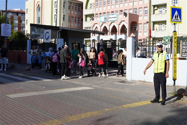 Kartal Belediyesi zabıta ekiplerinden okullarda trafik uygulaması