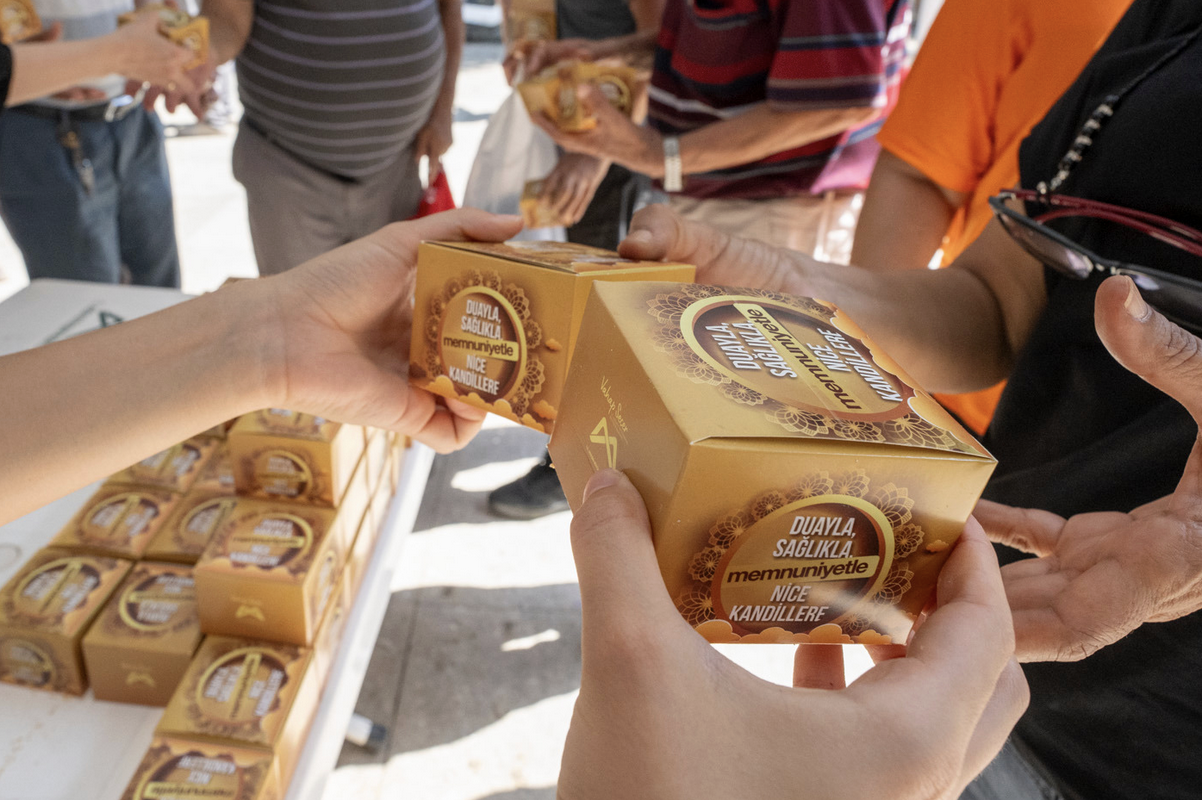 Mersin’de 15 bin kandil simidi dağıtıldı