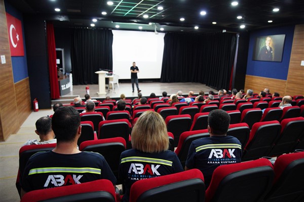 Aliağa Belediyesi, Afet Farkındalık ve Temel İlk Yardım Eğitimi düzenledi
