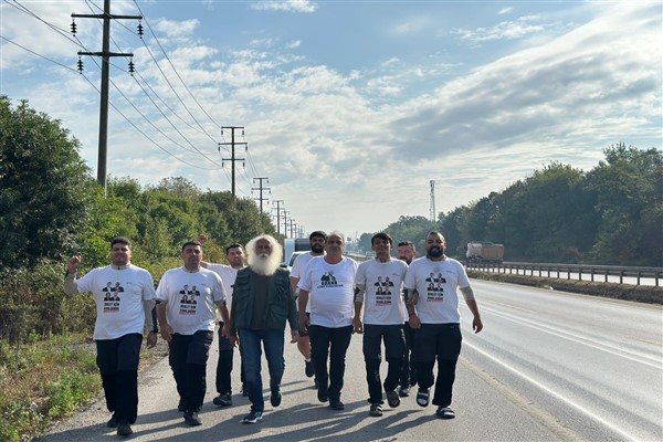 Yürüyüş başlatan gençlere, sanatçı Süvai destek verdi