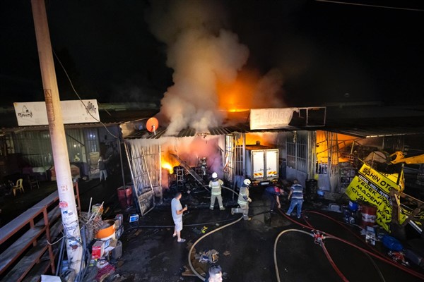Kemalpaşa’da sanayi sitesinde çıkan yangın kontrol altına alındı