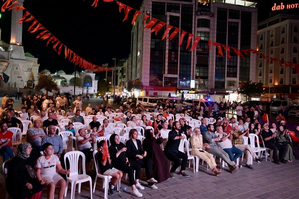 Esenyurt’ta 12 Dev Adam’ın maçı dev ekranda izlendi