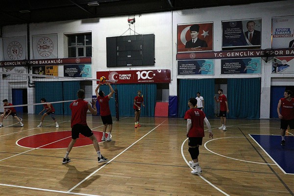 Düzce Belediyesi Erkek Voleybol Takımı, lig hazırlıklarını sürdürüyor