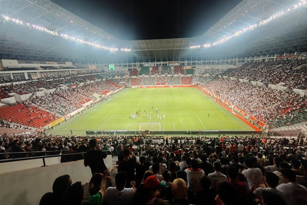 Eş Başkan Hatun, Amedspor-Pendikspor maçını izledi