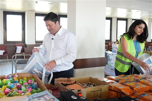 Kadıköy Belediyesi’nden ilkokul öğrencilerine kırtasiye desteği