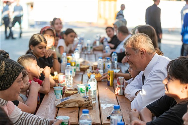 Başkan Tugay, İEF’te anne ve çocuklarla bir araya geldi
