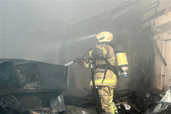 İzmir İtfaiyesi, Bornova’daki iş yeri yangınını kontrol altına aldı
