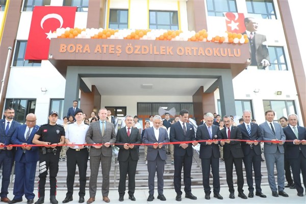 Bora Ateş Özdilek Ortaokulu düzenlenen törenle açıldı