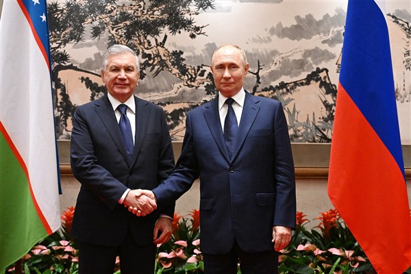 Putin, Özbekistan Devlet Başkanı Mirziyoyev ile görüştü