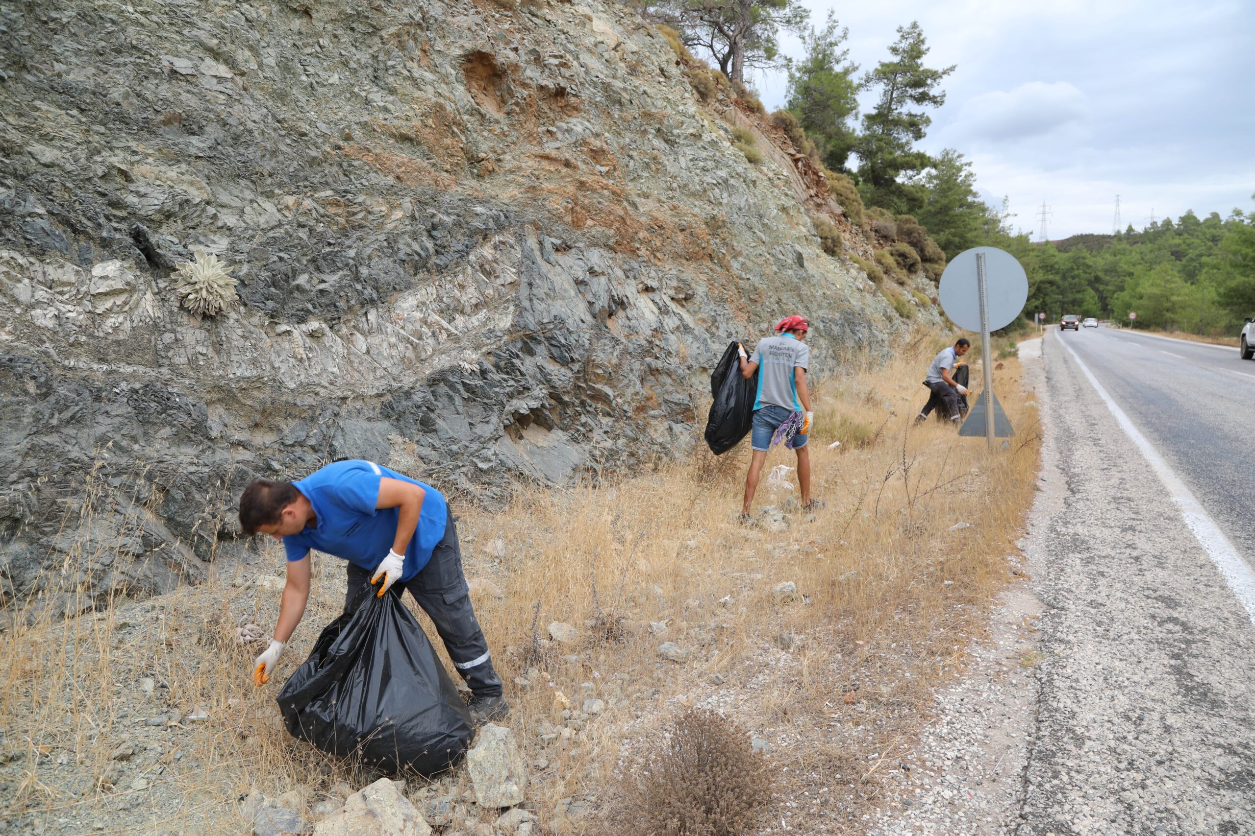 Marmaris Belediyesi ekipleri 2 günde 580 poşet çöp topladı
