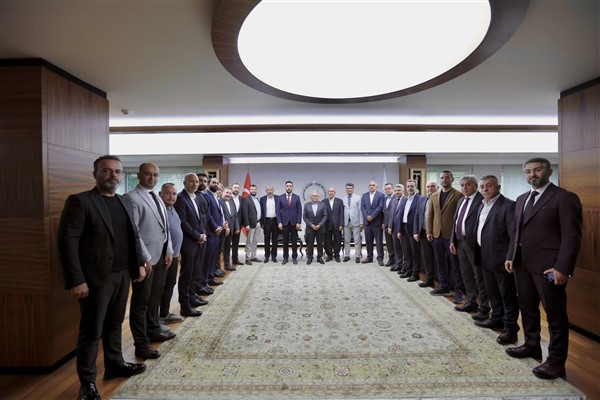 Kayseri Büyükşehir Belediye Başkanı Büyükkılıç misafirlerini makamında ağırladı