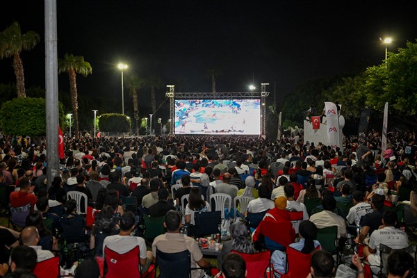 Mersinliler, 12 Dev Adam’ın final mücadelesini dev ekranda izledi