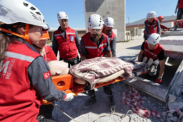 Konak Belediyesi Arama Kurtarma Timi sahaya indi