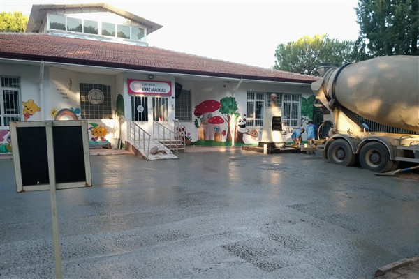 İzmir’de yeni dönem öncesi okulları yeniledi