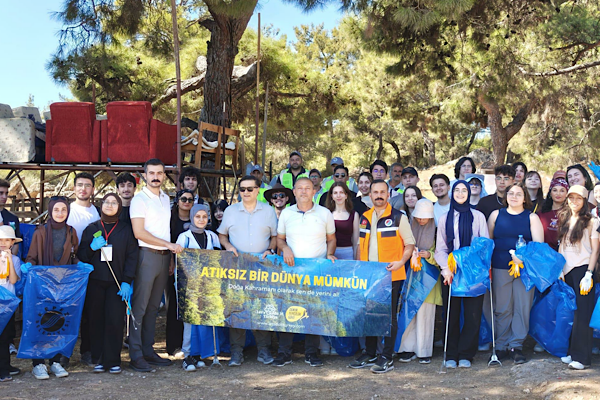 Kepez’de öğrenciler ve gönüllüler ormanlık alanda temizlik yaptı