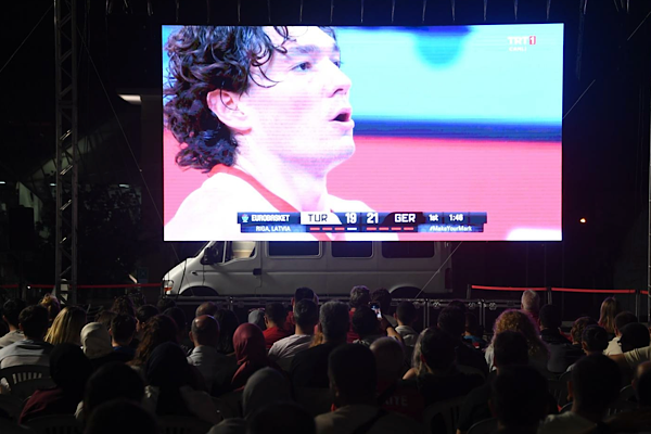 EuroBasket 2025 finali Osmangazi Meydanı’nda izledi