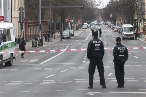 Berlin’de binlerce kişi, eski bir bombanın bulunması üzerine evlerinden tahliye edildi