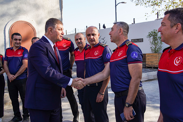 Başkan Tugay’dan itfaiye personeline ziyaret