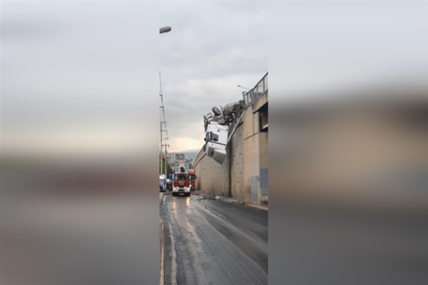 İzmir İtfaiyesi, kaza sonrası viyadükte asılı kalan tır şoförünü kurtardı