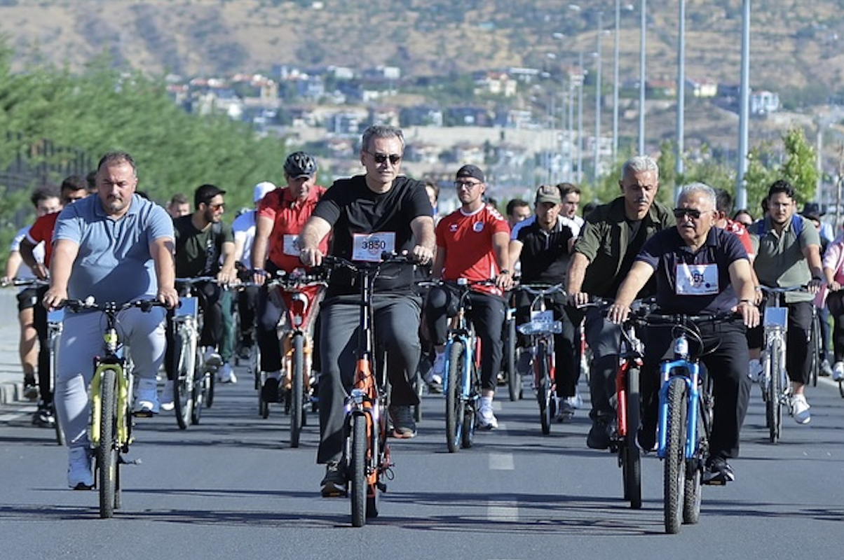 Başkan Büyükkılıç, bisiklet turuna katıldı
