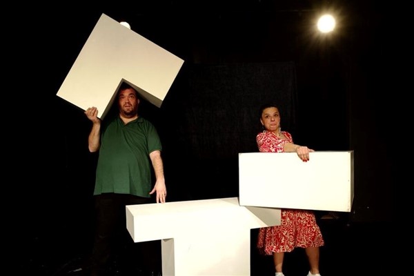 ‘İlişki Geliştirme Merkezi’ günümüz ilişkilerini cesurca irdeliyor