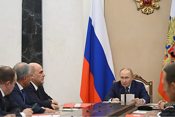 Putin, Rusya’nın ABD ile nükleer silah sınırlamalarına bir yıl daha uyacağını söyledi