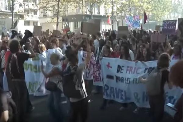 Fransa genelinde yüz binlerce kişi grev ve protestolara katıldı