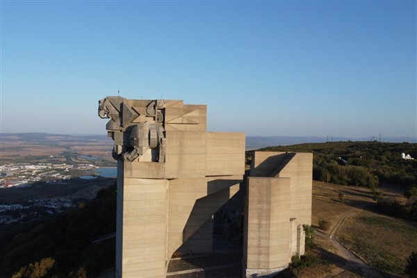 Şehrin üzerinde yükselen özgürlük ve kahramanlık sembolü: Şumen Aslan Heykeli