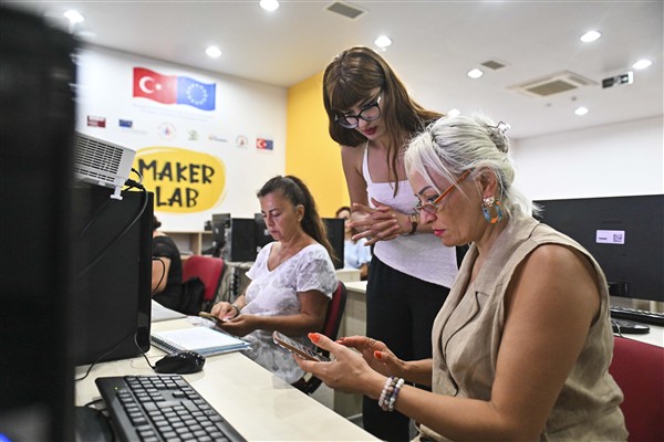 Muratpaşa Belediyesi’nden kadınlara dijital çağ eğitimi