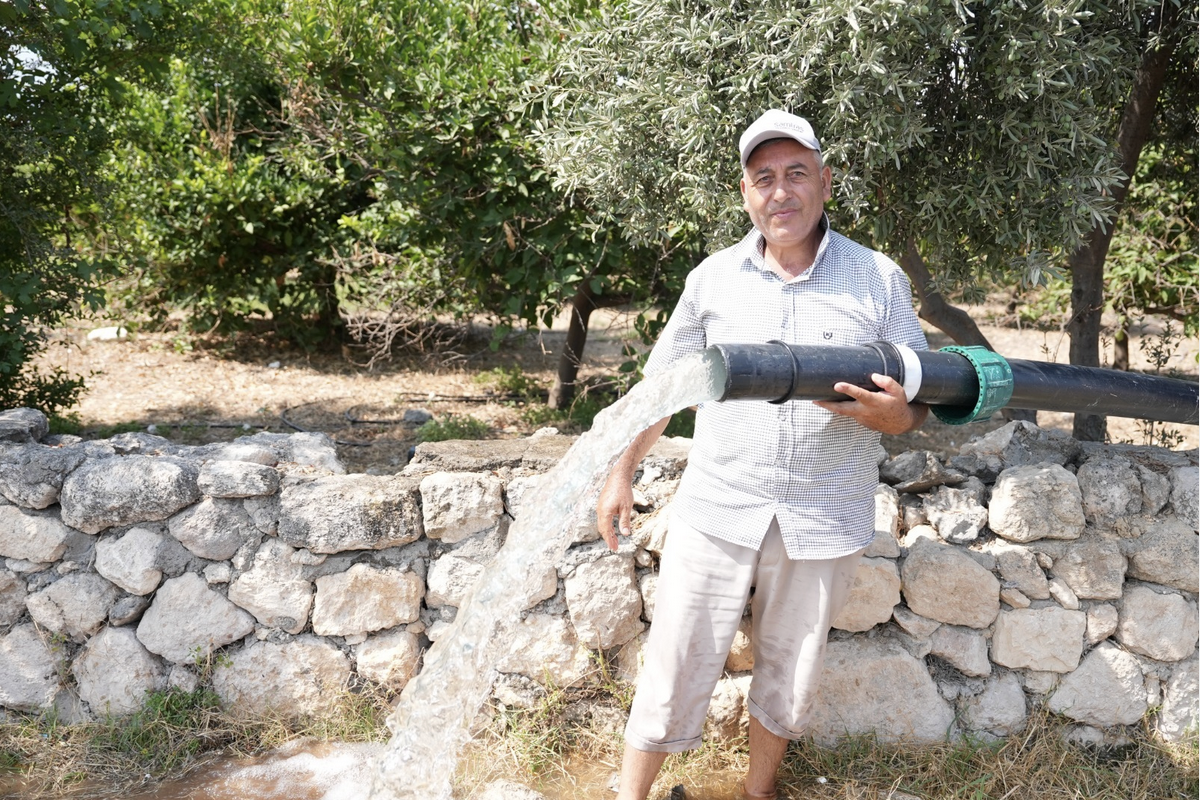 Erdemli’den çiftçiye sulama borusu desteği