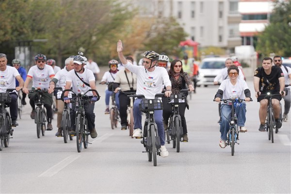 Başkan Beşikcioğlu, vatandaşlarla bisiklet sürdü