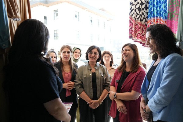 Eş başkanlar Kulp’ta esnaf ve kadınlarla buluştu