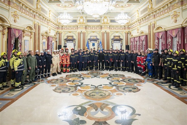 Zelenski, Devlet Acil Durum Servisi çalışanlarıyla bir araya geldi