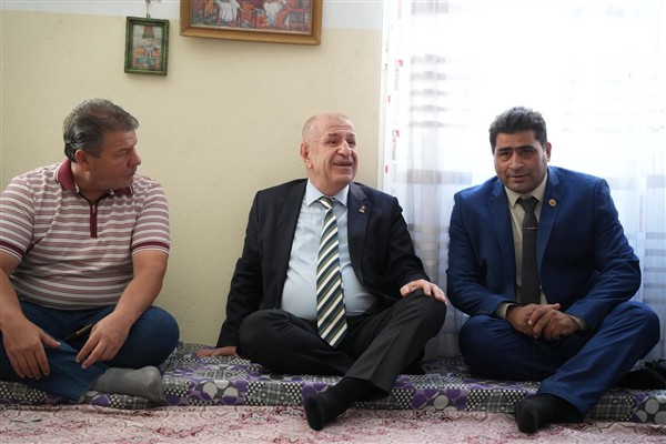 Özdağ, Karşıyaka Cemevi’ni ziyaret etti