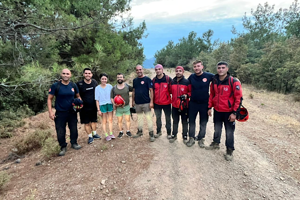 Balçova Terapi Ormanları’nda mahsur kalan gençler kurtarıldı