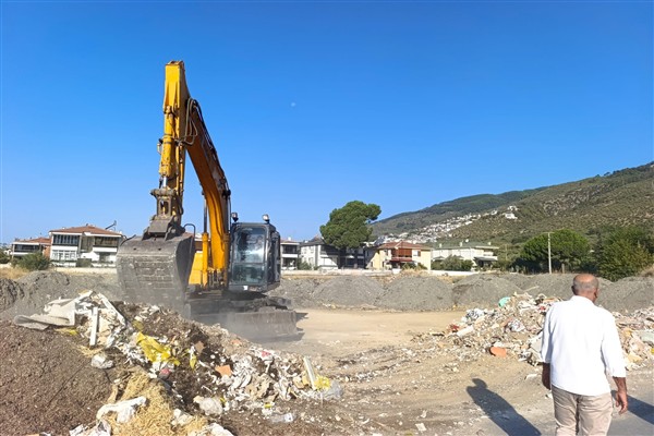Edremit Belediyesi’nden moloz temizliği