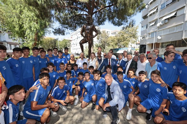 Taçsız Kral Konak’taki heykeli önünde anıldı