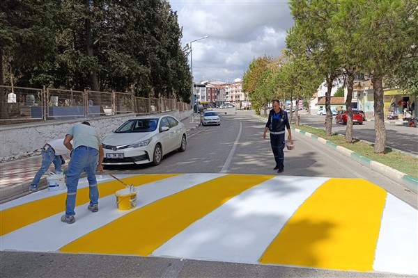 Karacabey’de okul önlerindeki yaya geçitleri yenileniyor