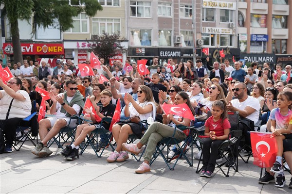 Çorlu’da milli maçlar dev ekranda izlendi