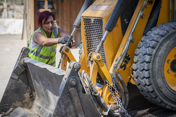 Büyükşehir’in kadın çekici operatörü görev başında