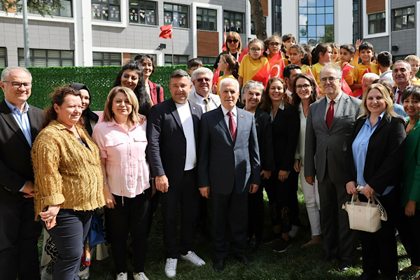 Bursa’da ‘Gülümseyen Sokak’ hizmete açıldı